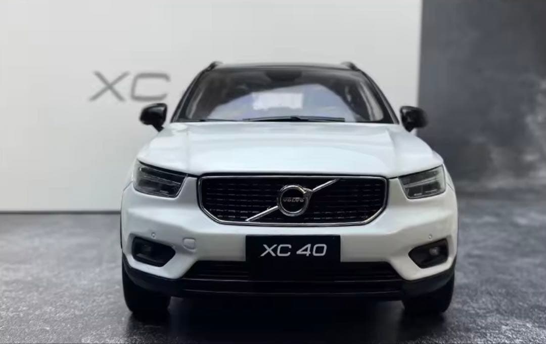ボルボ XC 40 ミニカー 1/18スケールモデル
