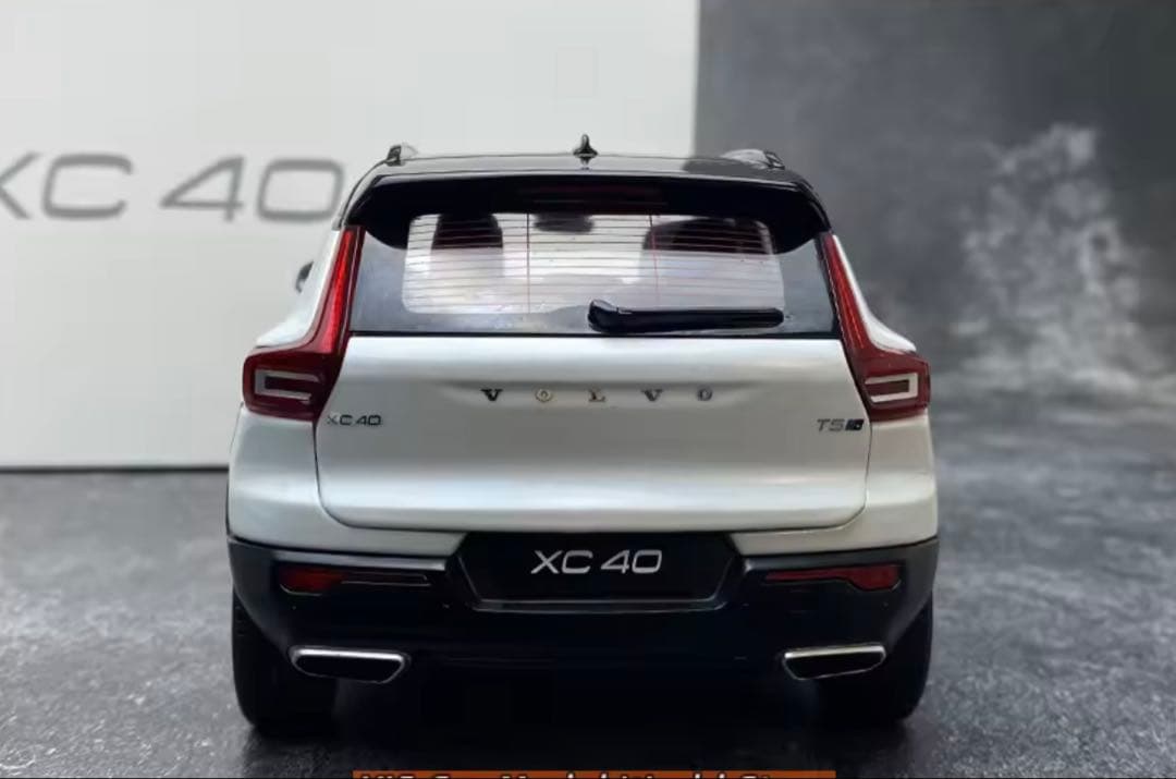 ボルボ XC 40 ミニカー 1/18スケールモデル