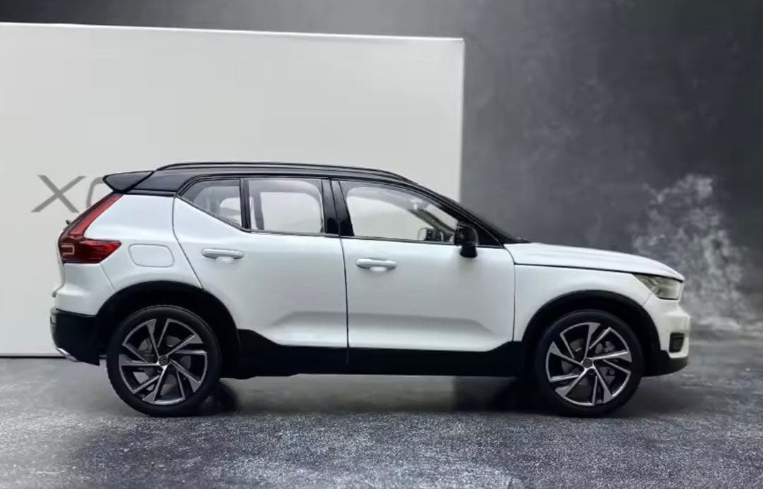 ボルボ XC 40 ミニカー 1/18スケールモデル