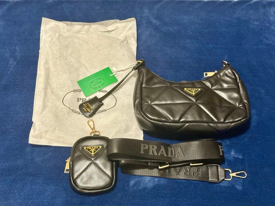 PRADA ノベルティーブラック キルティングショルダーバッグ
