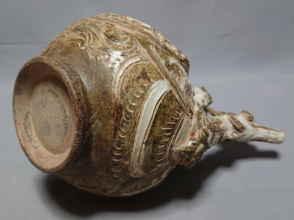 タイ　スワンカローク 白濁釉渇彩 霊鳥神像形 水注　15～16世紀