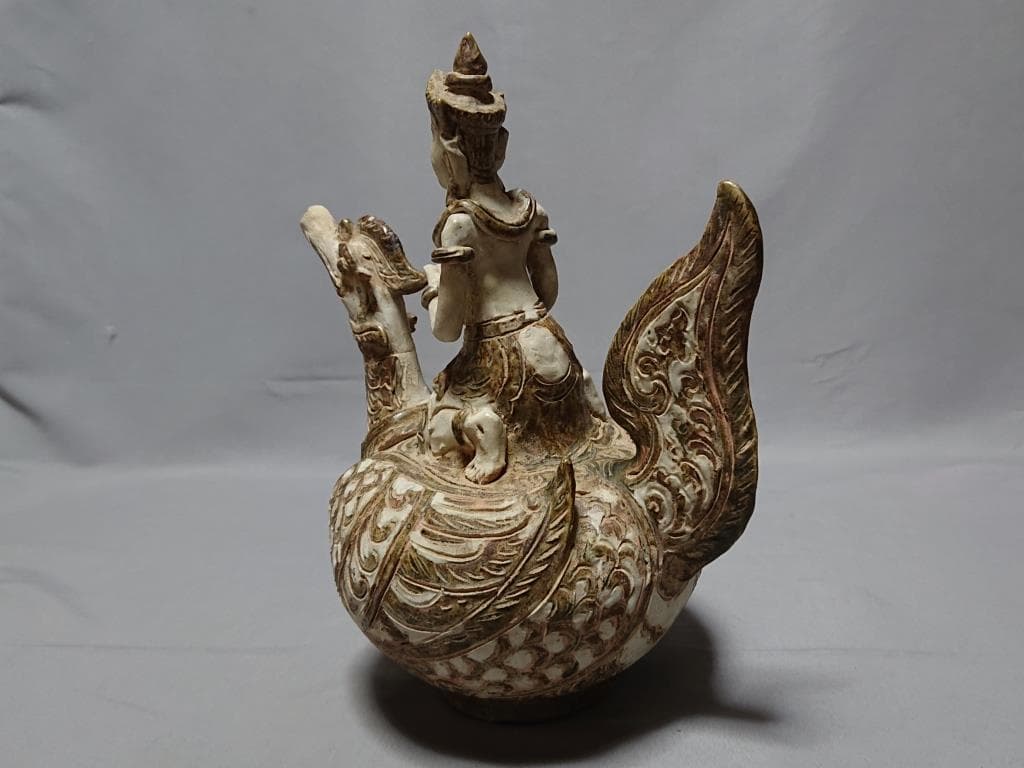 タイ　スワンカローク 白濁釉渇彩 霊鳥神像形 水注　15～16世紀