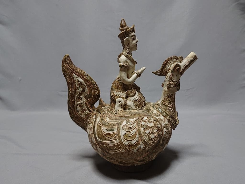 タイ　スワンカローク 白濁釉渇彩 霊鳥神像形 水注　15～16世紀