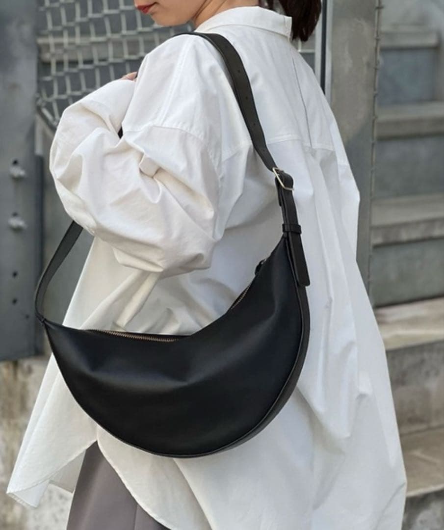 2.718 スリーククロスボディバッグ ブラック