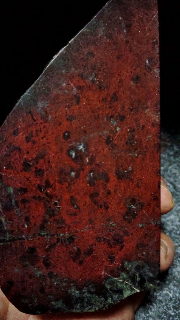 ★サーペンティン原石★赤蛇紋岩【入りコン沢・2面カット・353ｇ】