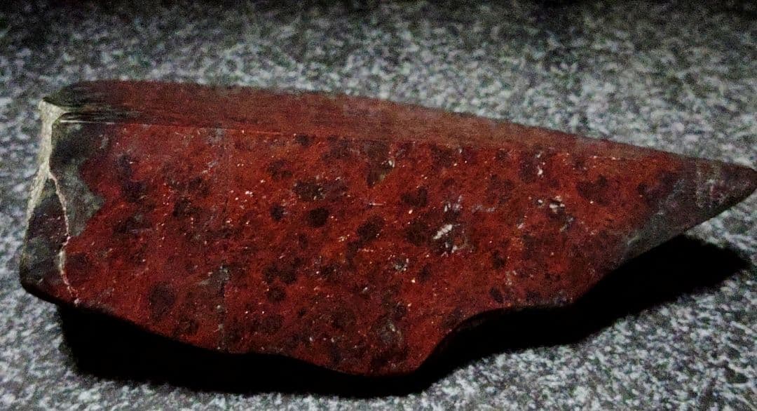 ★サーペンティン原石★赤蛇紋岩【入りコン沢・2面カット・353ｇ】