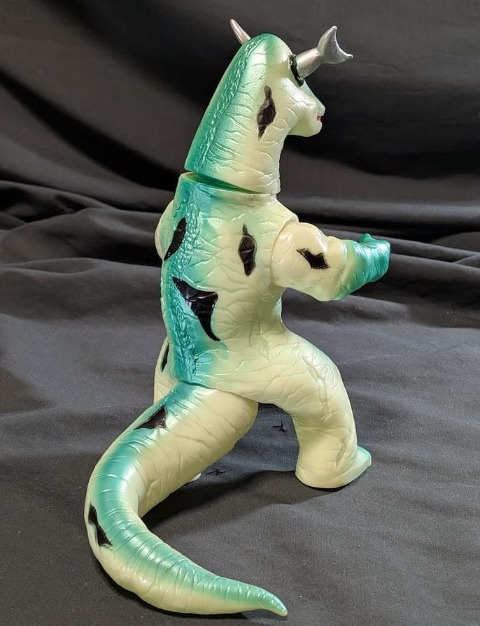 エレキング「ウルトラセブン」登場怪獣（ブルマァク復刻）蓄光版ソフビフィギュア