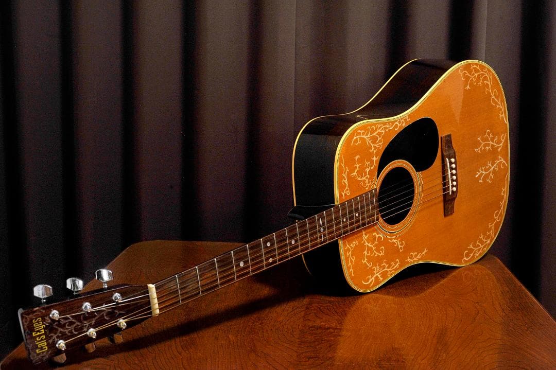 ★彫刻ギター　Cat's Eyes CEシリーズ　舞台にストリート演奏とオブジェ