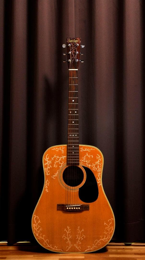 ★彫刻ギター　Cat's Eyes CEシリーズ　舞台にストリート演奏とオブジェ