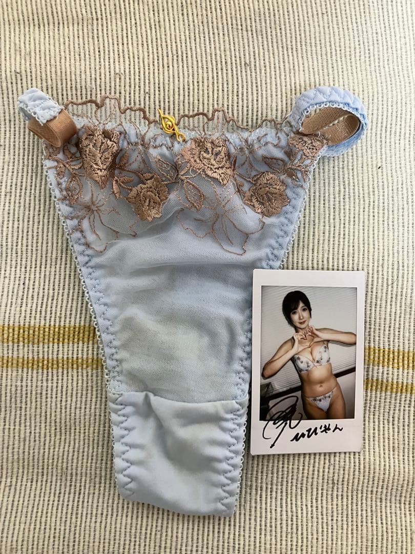 大槻ひびき直筆サイン入りチェキ＋着用洋服など