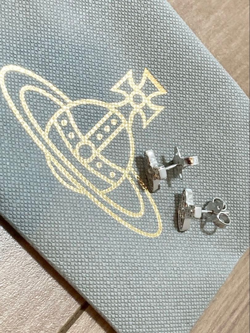 ヴィヴィアンウエストウッド　シルバー925オーブピアス