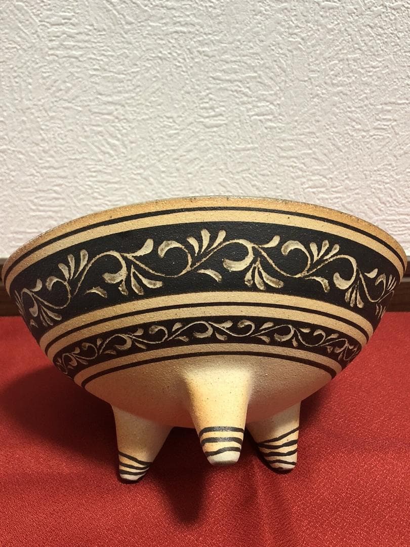 やちむん陶器ボウル 足付き　植物唐草モチーフ　沖縄　伝統工芸品　お皿食器　焼物