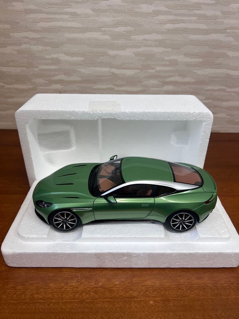 No517 ミニカー1/18箱あり ASTON MARTIN DB11