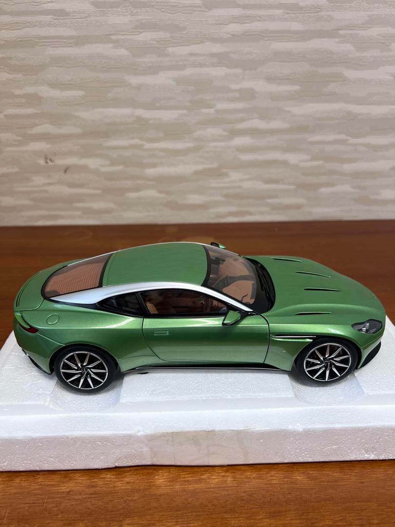 No517 ミニカー1/18箱あり ASTON MARTIN DB11