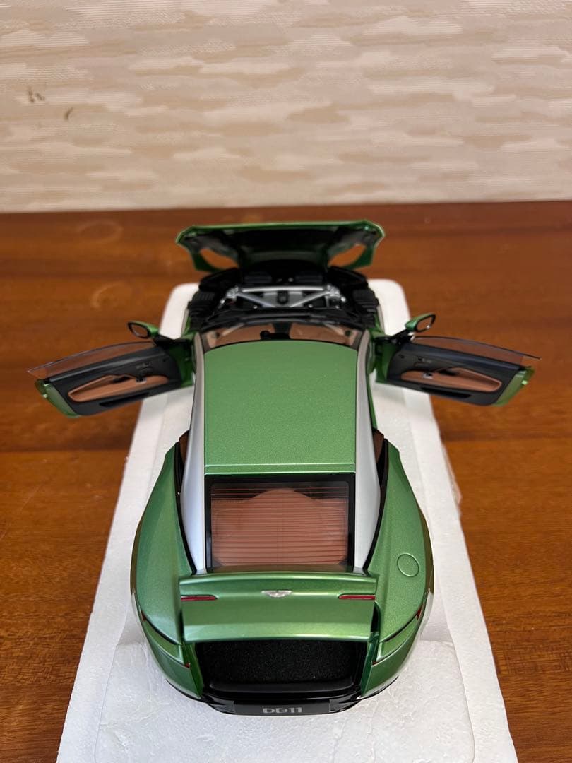 No517 ミニカー1/18箱あり ASTON MARTIN DB11