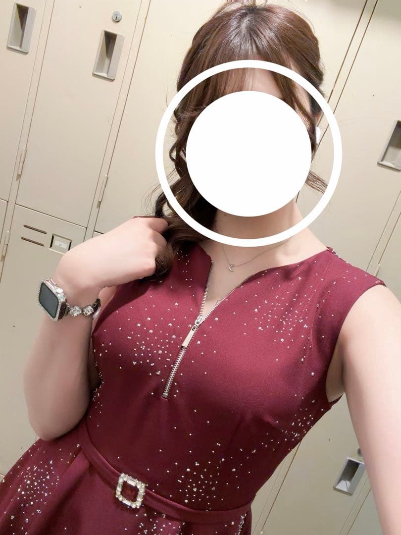 an ビジュー付きワインレッドドレス