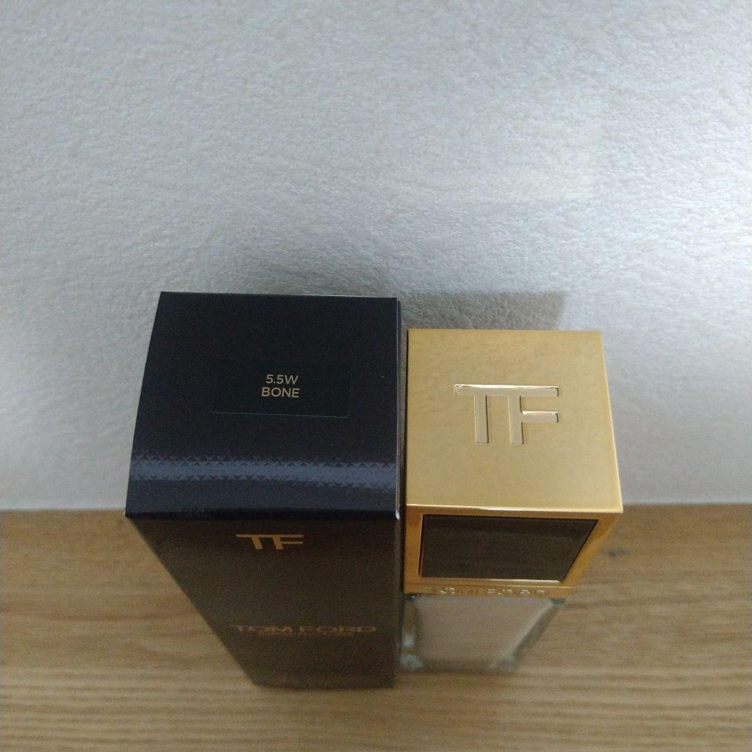 トムフォードアーキテクチャーハイドレーティングファンデーション 5.5Wボーン
