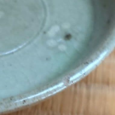 グレーの円形陶器皿　高麗青磁　骨董品　酒盃　小皿