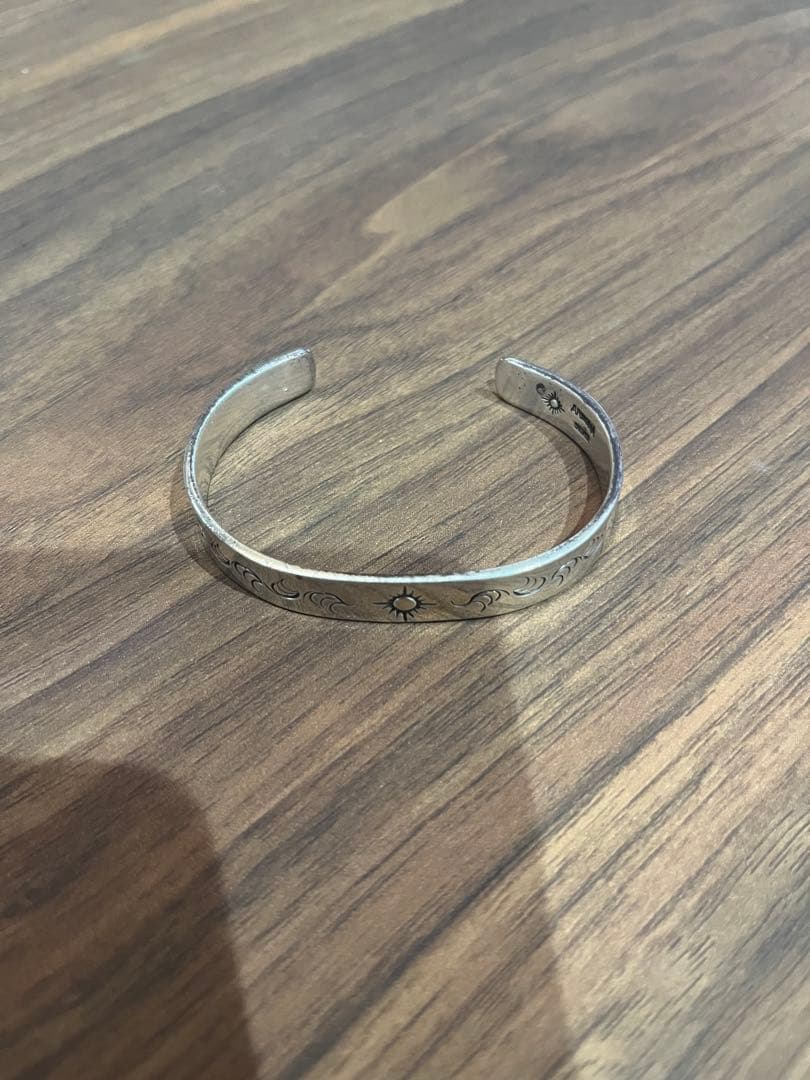 シルバー 彫刻入り バングル フリーサイズ
