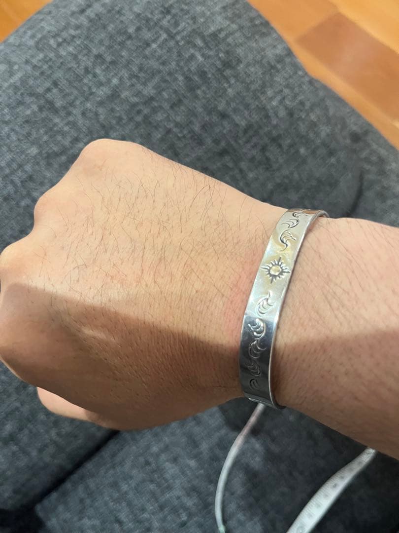 シルバー 彫刻入り バングル フリーサイズ