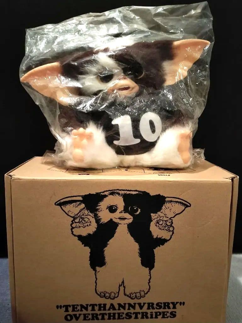 オーバーザストライプスの限定『グレムリン』ギズモフィギュアぬいぐるみ