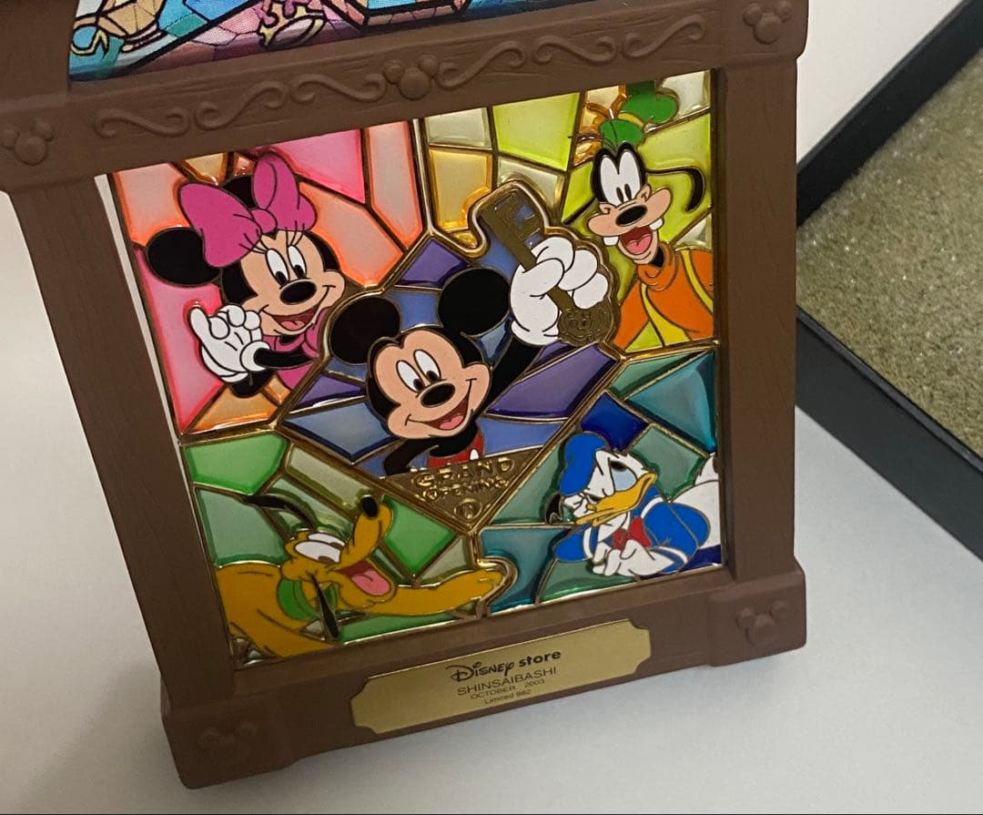 ディズニーストア　ステンドグラスピン 限定品　心斎橋店オープン記念　ピンバッジ