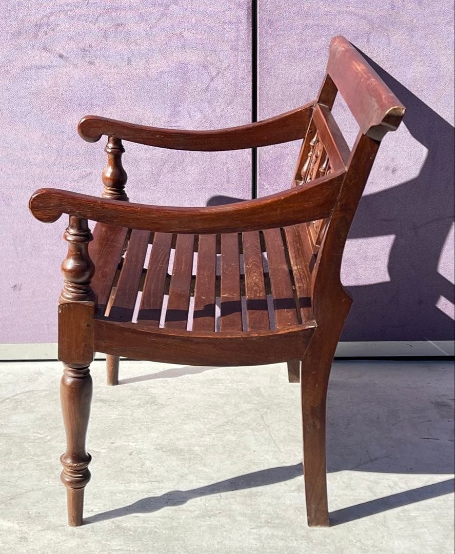 チーク材またはオーク材で作られたオランダ植民地風のベンチまたは椅子