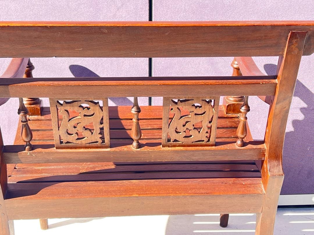 チーク材またはオーク材で作られたオランダ植民地風のベンチまたは椅子