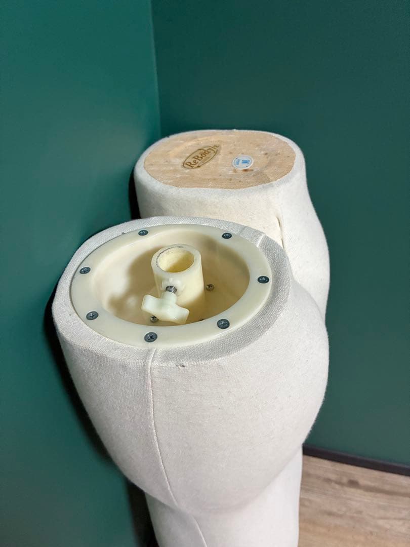 【美品】ステンレストルソー　布製ベージュ　土台付き 男性 撮影用