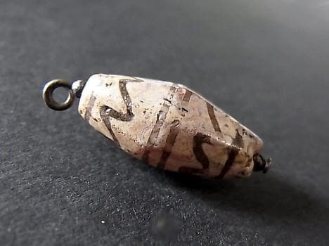 ★G2601★古代ストーンビーズ (A45)クシャン　白い紅玉髄　エッジド