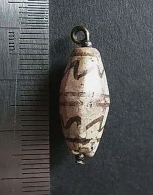 ★G2601★古代ストーンビーズ (A45)クシャン　白い紅玉髄　エッジド