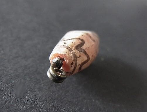 ★G2601★古代ストーンビーズ (A45)クシャン　白い紅玉髄　エッジド