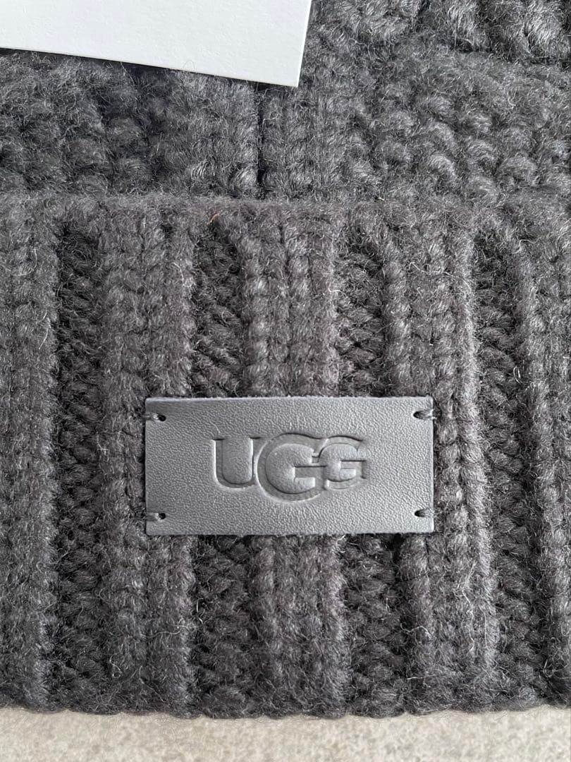 【未使用品】 UGG ケーブル ビーニー ニット帽 ポンポン付き ブラック