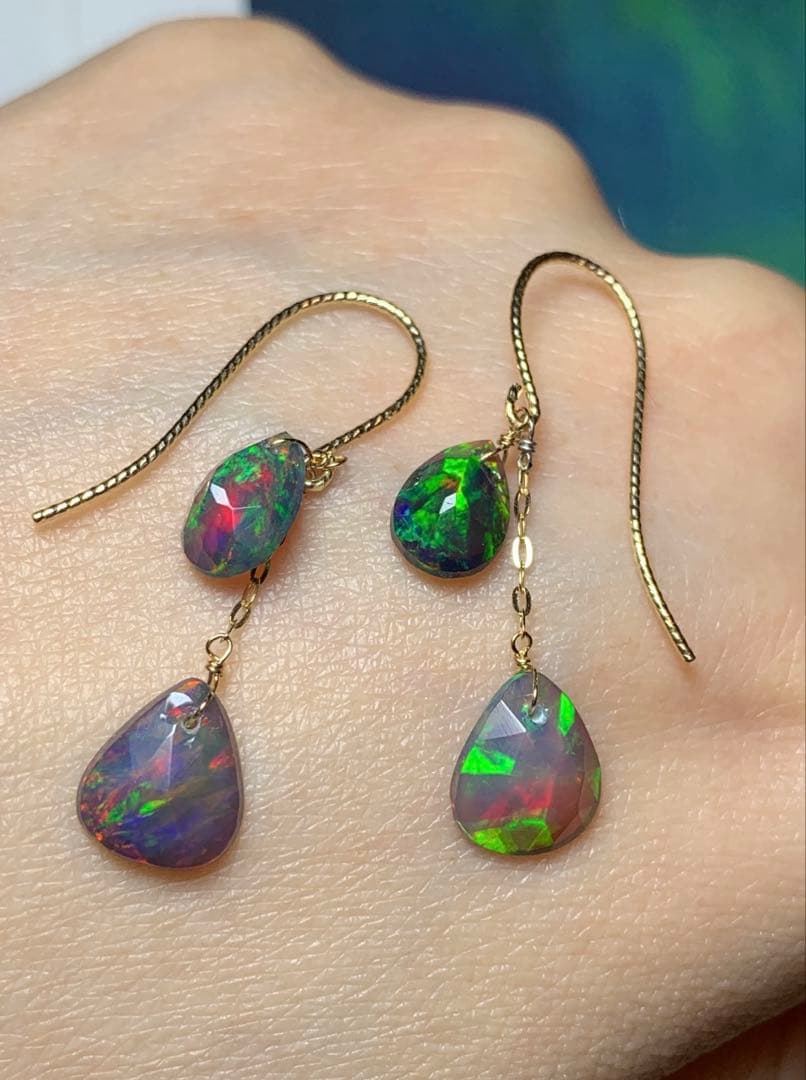 宝石質ブラックカラープレシャスオパール 2種カットK10ロングフックピアス