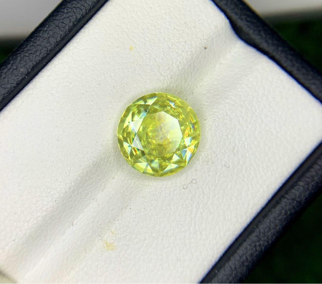 ラウンドカットのイエローファイアスフェーン宝石。「GIL 認定」