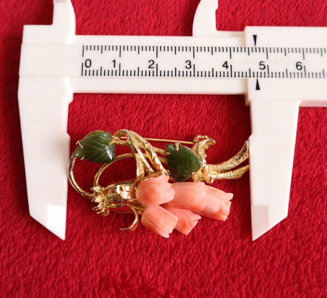 ビンテージ ブローチ 美品 ピンク珊瑚 翡翠 彫刻 チューリップ モチーフ