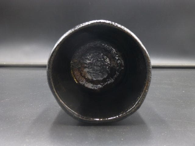 楽吉左衛門　九代　了入　黒筒茶碗／共箱・共布／楽吉左衛門　十二代　弘入極め箱