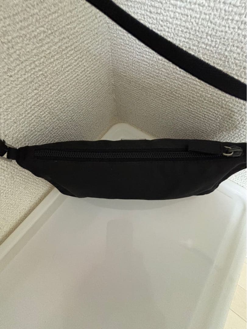 最終価格値下げ不可極美品PRADAバックアクセサリーポーチ　NERO58