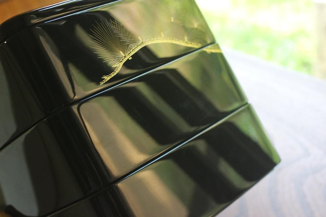 デッドストック！端正な内朱黒漆に極上松沈金の映える三段重（（検重箱お重