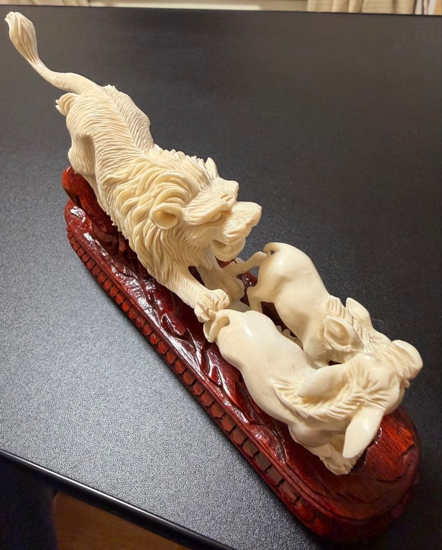 ライオンと獲物の彫刻置物