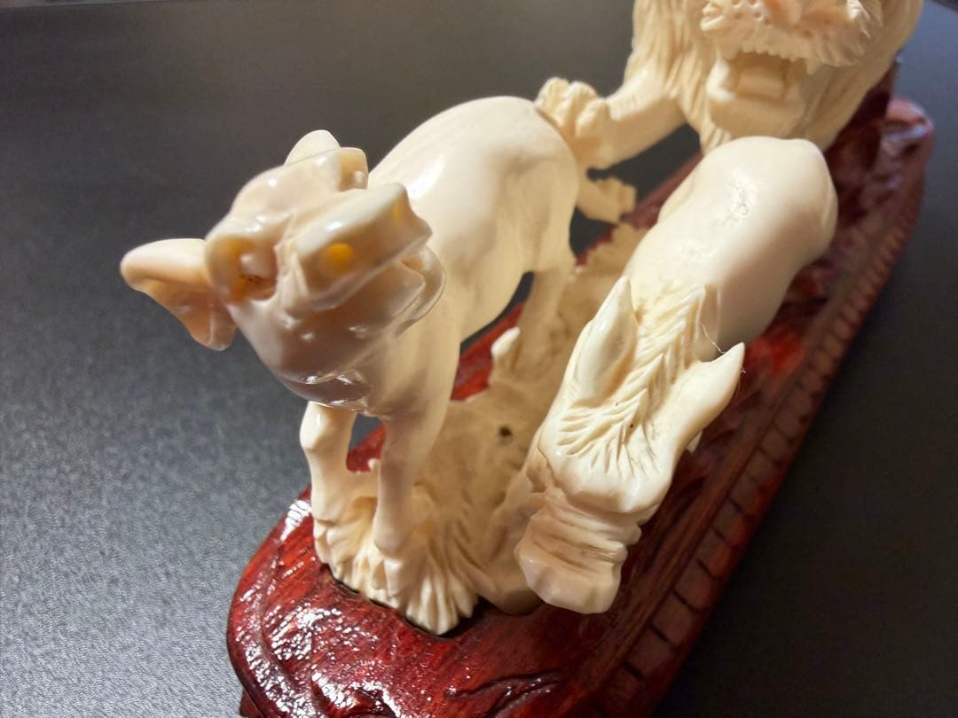 ライオンと獲物の彫刻置物