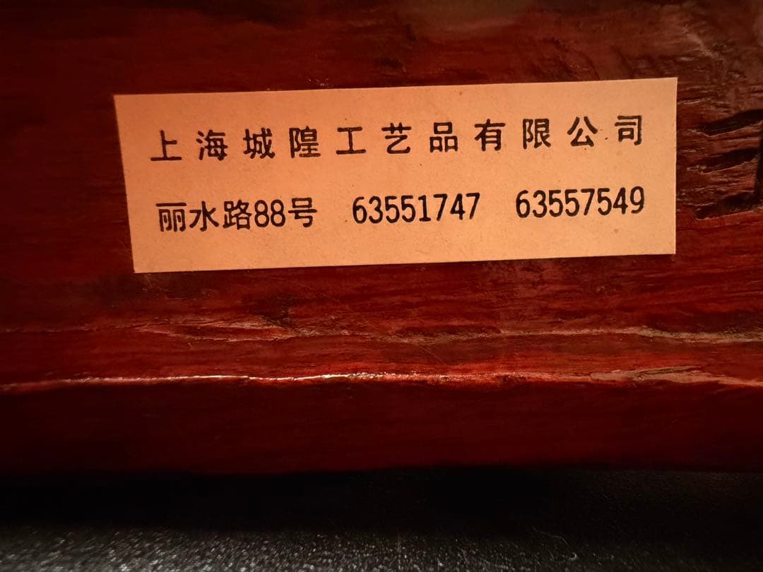 ライオンと獲物の彫刻置物