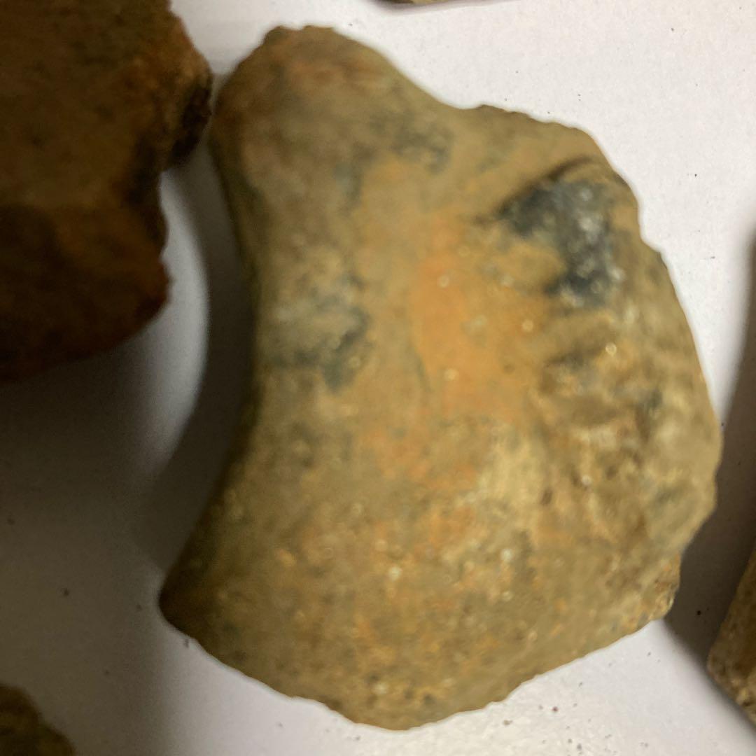 縄文時代の石皿、石斧、土器破片