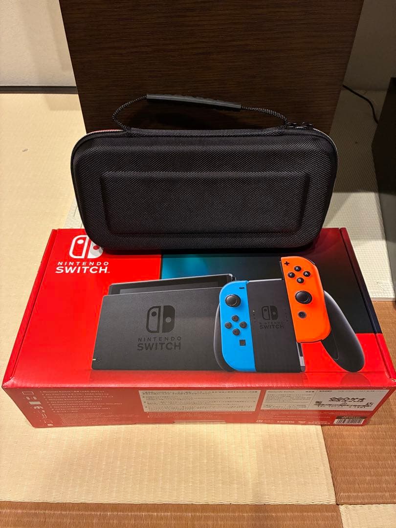 【美品・2022年製】Nintendo Switch本体　ケース付属
