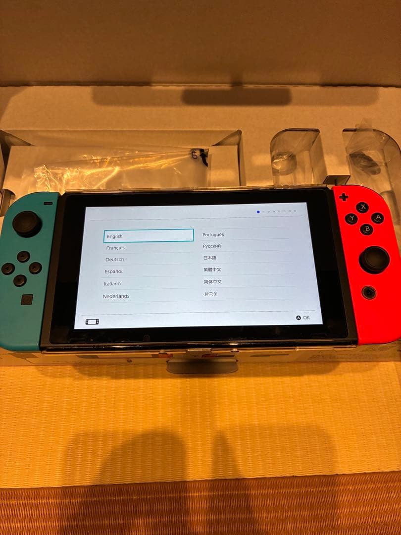 【美品・2022年製】Nintendo Switch本体　ケース付属