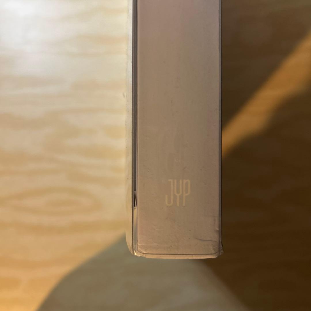 アイドル Yes, I am Tzuyu. 1st Photobook