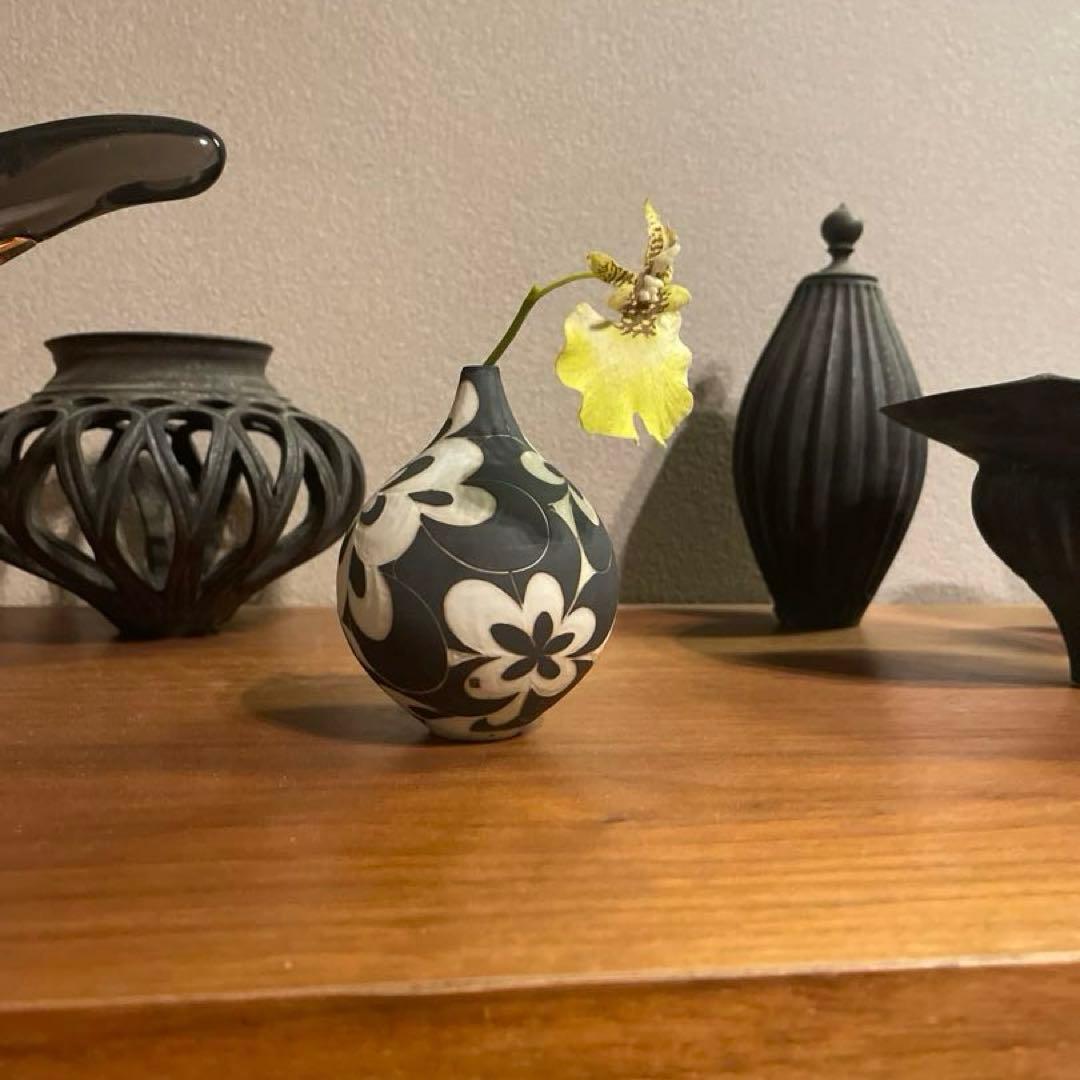 伊藤剛俊　黒と白の花柄一輪挿し