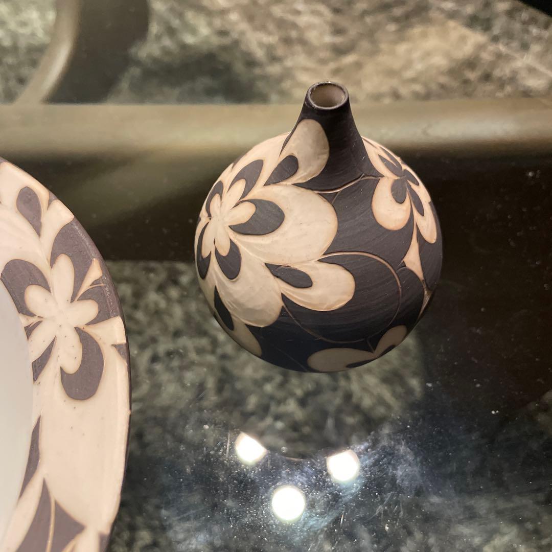 伊藤剛俊　黒と白の花柄一輪挿し