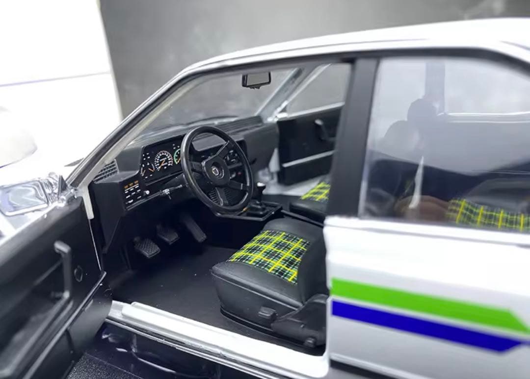 ALPINA B7 TURBO (E12) シルバー1\18スケールモデル