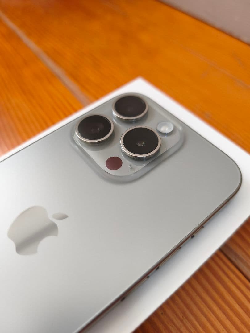 Apple iPhone 15 Pro 本体　おまけ付き